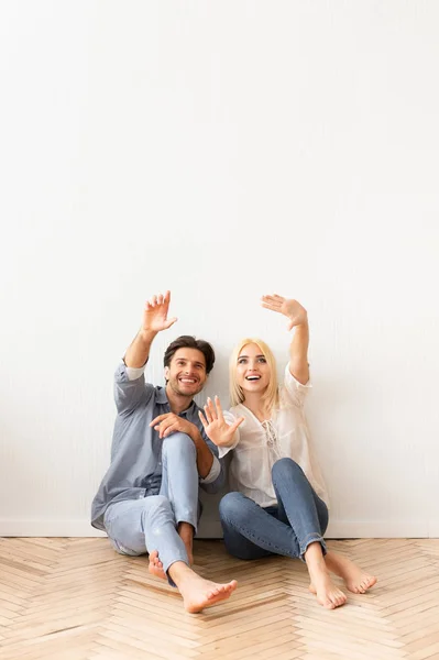 Happy Couple Planning And Discussing Design Project For New House — Stock Photo, Image