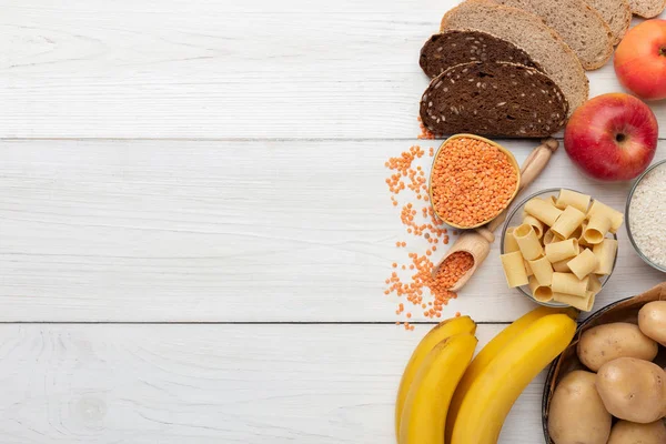 Granos, pan, frutas y verduras sin gluten sobre madera — Foto de Stock