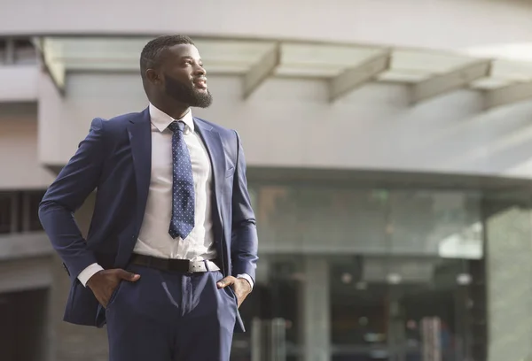 Úspěšný africký americký obchodník stojící před kancelářskou budovou — Stock fotografie
