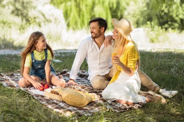 Genç aile sevimli kızı ile piknik — Stok fotoğraf