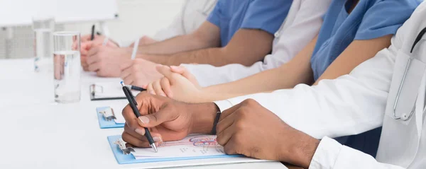 Edukacja medyczna. African-American lekarz Pisanie notatek zbliżenie — Zdjęcie stockowe