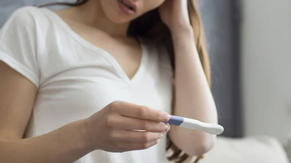 Beskuren bild av besviken kvinna Holding graviditetstest — Stockfoto