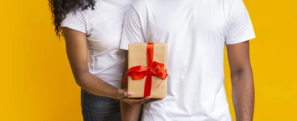 Afro fille donnant cadeau à son petit ami — Photo