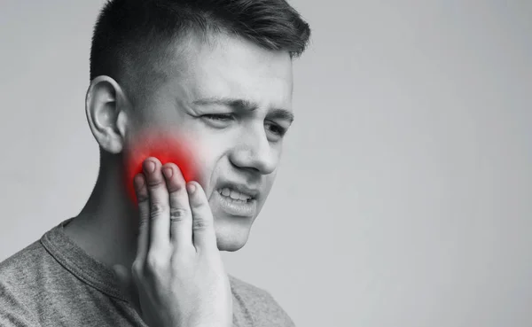 Człowiek cierpiący na silny ból zęba, monochromatyczne zdjęcie — Zdjęcie stockowe