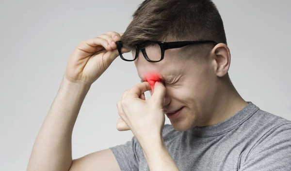 Hombre cansado que sufre de dolor en los ojos, roce dolor de nariz rojo puente —  Fotos de Stock