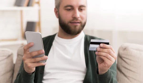 Άνθρωπος που κατέχει πιστωτική κάρτα, χρησιμοποιώντας smartphone για ηλεκτρονικές αγορές — Φωτογραφία Αρχείου