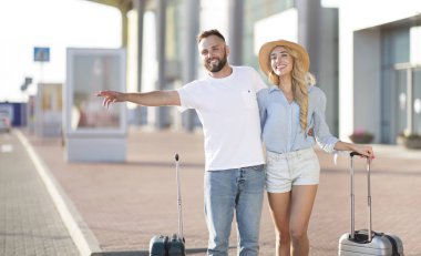 Havaalanı yakınında duran genç çift arabayı durdurmaya çalışıyor