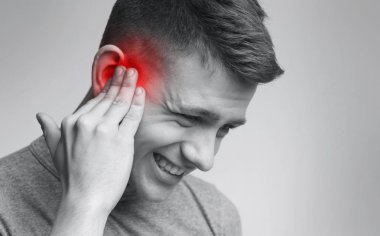 Kulakta akut ağrı çeken genç adam