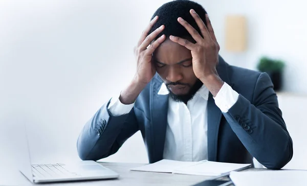 Konkurs. Frustrierter schwarzer Geschäftsmann nach Misserfolg bei der Arbeit depressiv. — Stockfoto