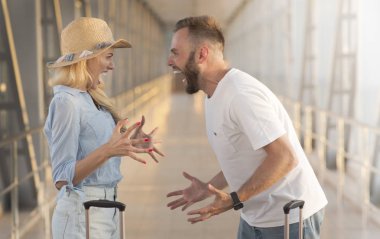 Genç turistler tartışıyor, havaalanına geliyor, yan görüş