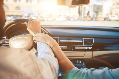 Sevgi dolu çift araba ile seyahat ve el ele tutuşarak