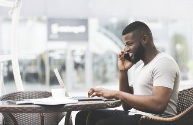 Afrikalı adam arkadaşı ile konuşuyor ve parti tarihini planlama