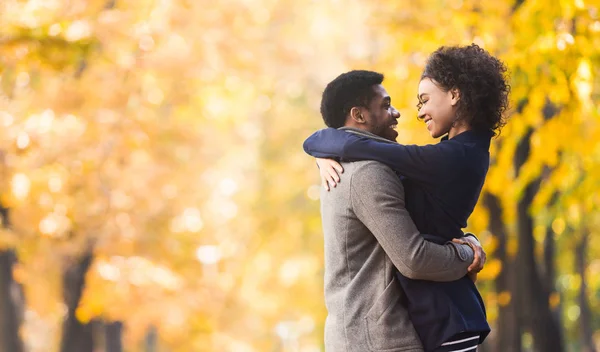 Coppia amorevole che si abbraccia e si guarda negli occhi — Foto Stock