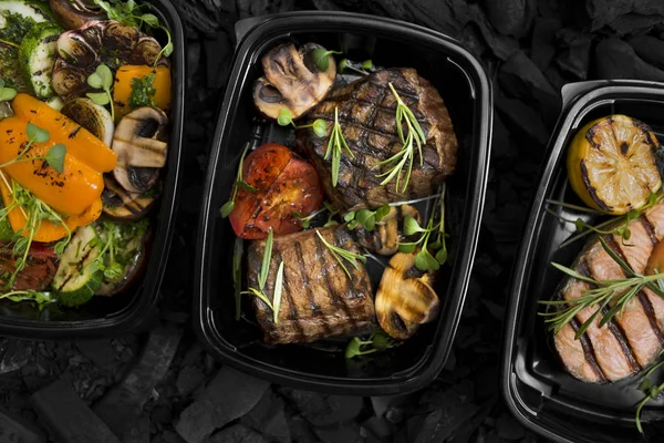 Close up of grilled set for family in take away boxes — Stock Photo, Image