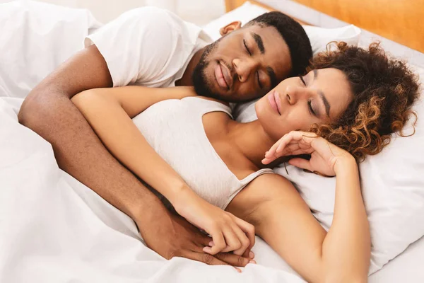 Verliefde paar slapen in bed en knuffelen — Stockfoto