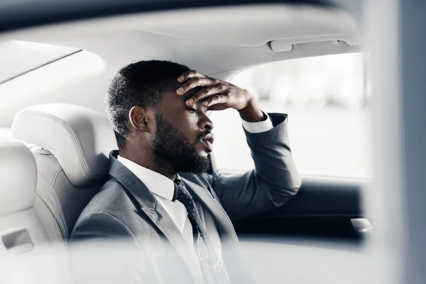 Erschöpfter Geschäftsmann sitzt im Auto und denkt über Trennung nach — Stockfoto