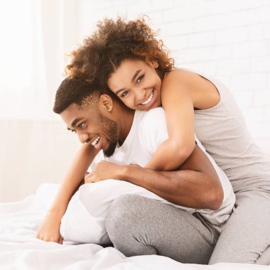 Romantik kez yatak odasında olan sevgi dolu genç çift