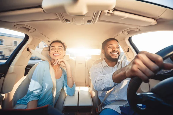 Disfrutando de los viajes. Emocionado africano pareja conducir coche —  Fotos de Stock