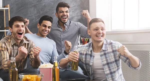 Alegres amigos varones celebrando la victoria de su equipo favorito —  Fotos de Stock