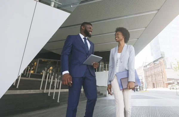 Two african american colleagues discussing new project outdoors — Stock Photo, Image