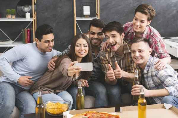 Grup selfie'si. Evde parti yaparken neşeli insanlar kendi portresini yapıyor