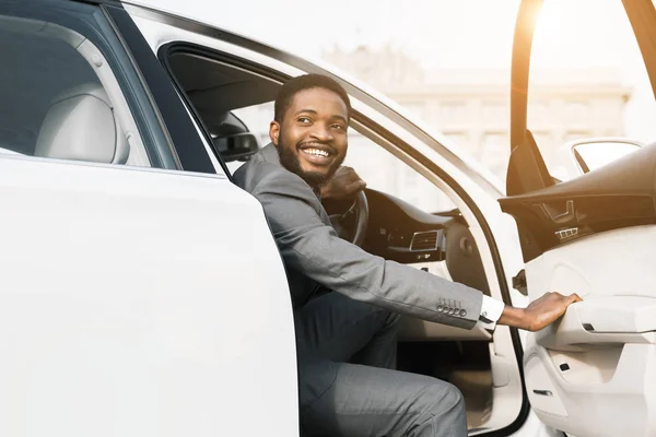 Mosolygó fekete üzletember kiszállot az autó — Stock Fotó