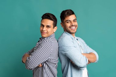 İki Latin Guys Turkuaz Stüdyo arka arkaya ayakta