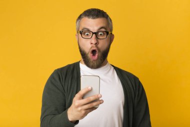 Şok yakışıklı adam onun cep telefonu bakarak