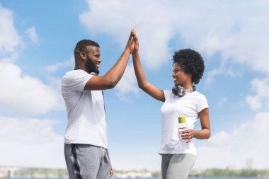 Gülümseyen Siyah Çift Nehir Yakınında Jogging sonra Yüksek Beş veren