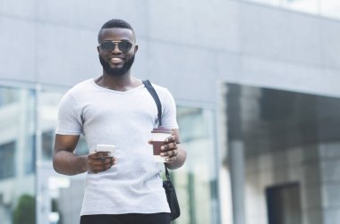 Kahve ile güneş gözlüğü rahat Afrikalı adam Portresi