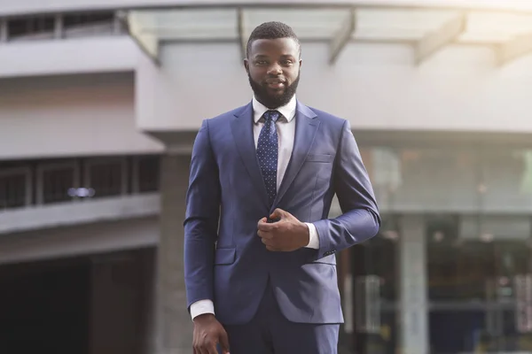 Säker svart affärsman i snygg kostym tittar på kamera — Stockfoto