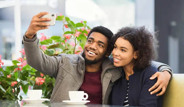 Couple afro-américain prenant selfie tout en appréciant sortir ensemble dans le café — Photo