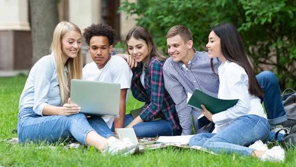 Studenci studiujący w projekcie grupowym na zewnątrz w kampusie uczelni — Zdjęcie stockowe