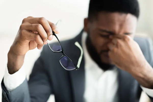 Obosit african om de afaceri luând ochelarii de pe — Fotografie, imagine de stoc