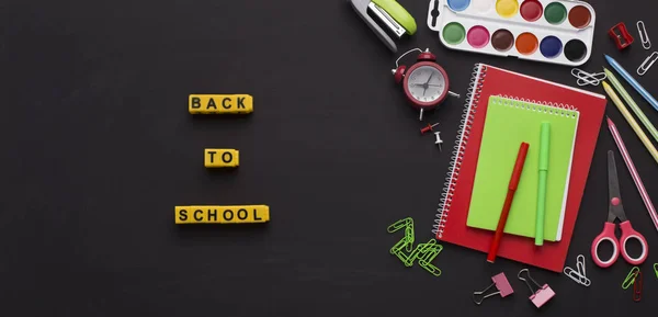 Terug naar school gele tekst met kantoorbenodigdheden op Chalk Board — Stockfoto