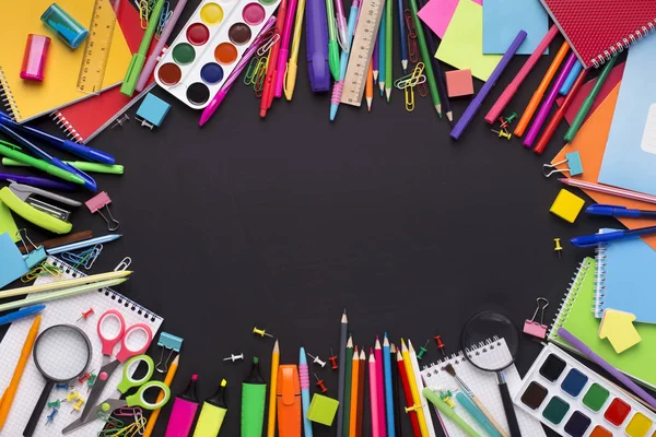 Moderne Schulschreibwaren auf schwarzer Tafel mit Leerstelle — Stockfoto