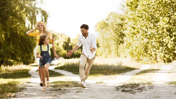 Szczęśliwa rodzina korzystających weekendy i działa na ścieżce — Zdjęcie stockowe
