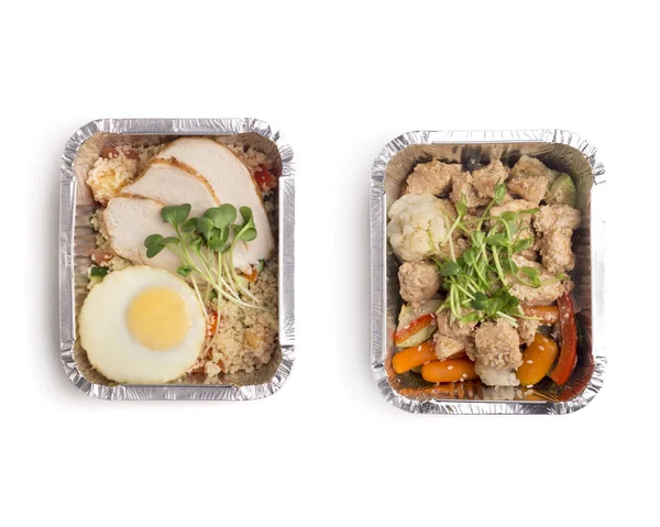 Obiad fot dwa w pudełkach foliowych, aby przejść z zdrowej żywności na białym — Zdjęcie stockowe