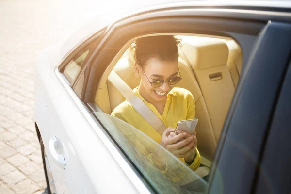 아프리카 계 미국인 소녀 문자 메시지 에 전화, 앉아 에 자동차 — 스톡 사진