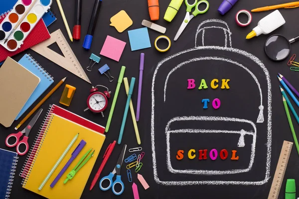 Créativité mess de fournitures scolaires et sac à dos peint à la craie — Photo