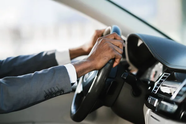 Affärsman kör bil på motorväg, hålla händerna på hjulet — Stockfoto