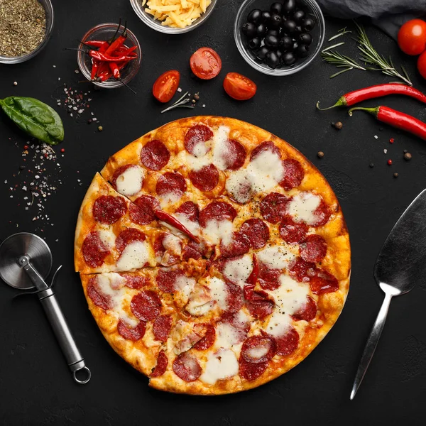 Leckere Pfefferoni-Pizza, Werkzeuge und Kochzutaten — Stockfoto