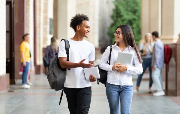 Amigos universitarios caminando en el campus y hablando — Foto de Stock