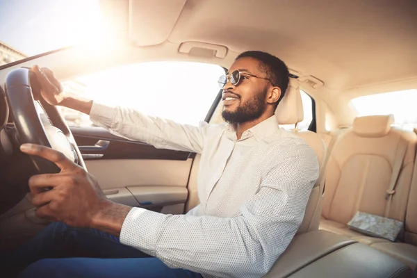 Afro-amerikansk man kör bil, kommer att arbeta — Stockfoto