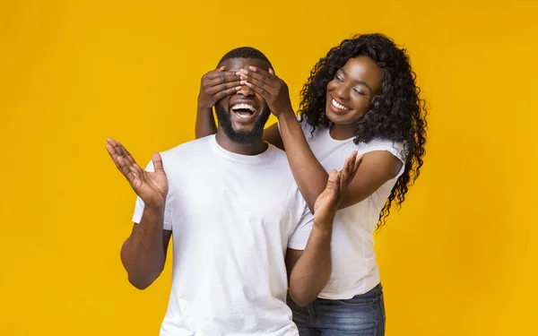 Hübsche Afro-Frau schließt ihren Mann die Augen von hinten — Stockfoto