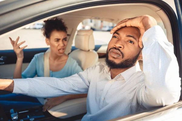 Missed road. Afro couple arguing during their journey — Stock Photo, Image