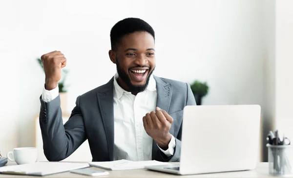 Lycklig afrikansk amerikansk affärsman firar sin framgång på jobbet — Stockfoto