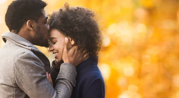 Tatlı öpücük. Afrikalı-Amerikalı adam kız arkadaşı alnına öpüşme — Stok fotoğraf