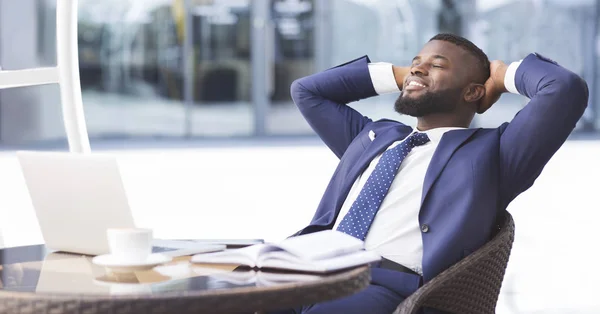 Alegre hombre de negocios negro relajarse en la cafetería al aire libre, panorama —  Fotos de Stock