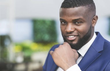 Düşünceli Afro İşadamı Cafe Kamera Bakarak Chin Dokunmadan